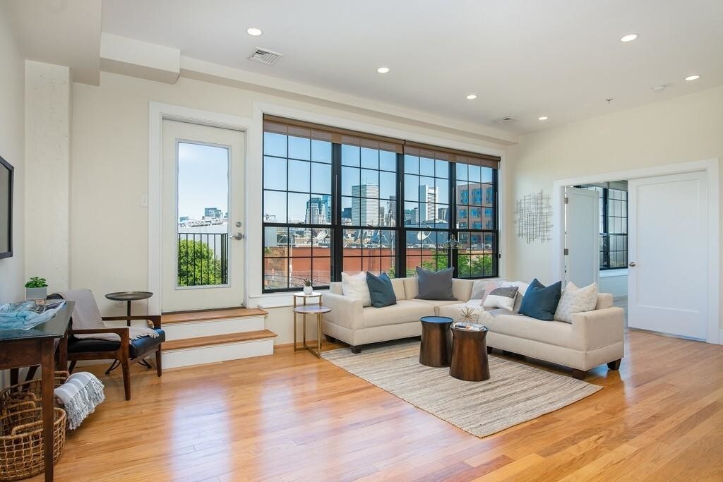 Foto principal - 141 W 2nd St