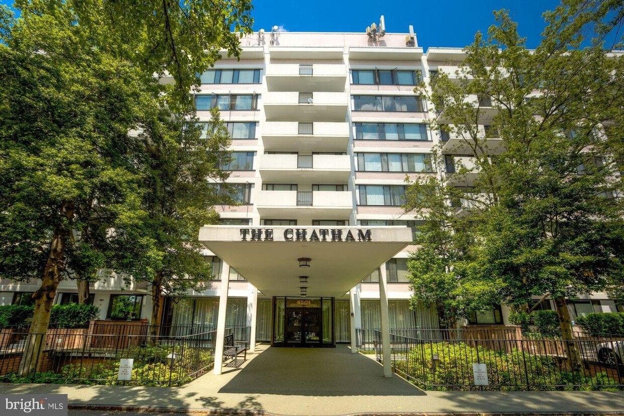 Foto principal - Top Floor Arlington Condo with high rise v...