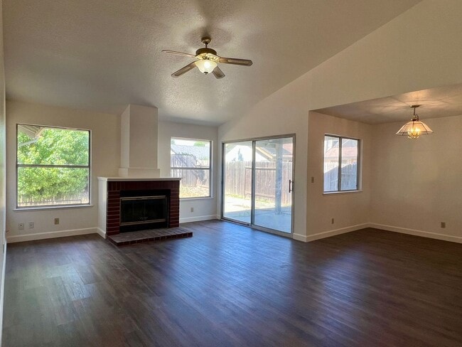 Building Photo - Charming 3 Bedroom 2 Bath Home in Elk Grov...
