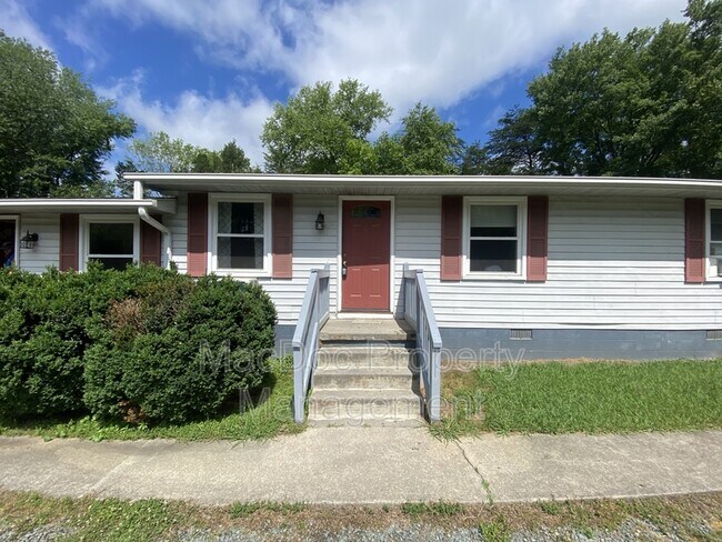 Foto del edificio - 114-116 Loch Lane Drive
