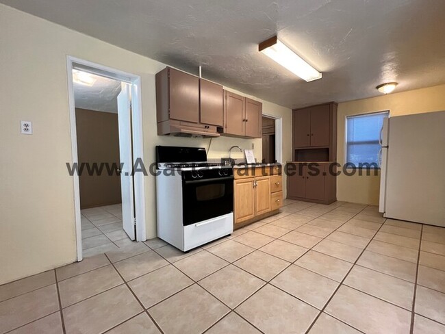 Building Photo - Centrally located Two Bedroom Home