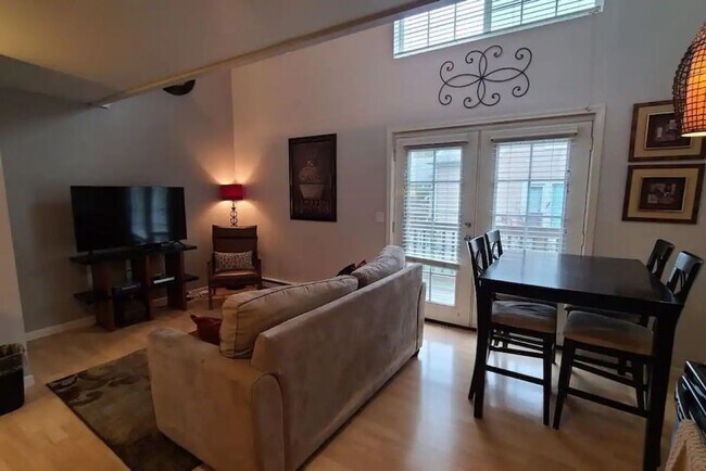 Foto del edificio - Centrally Located Townhouse – Near to South Perry, Quick Drive to Gonzaga!