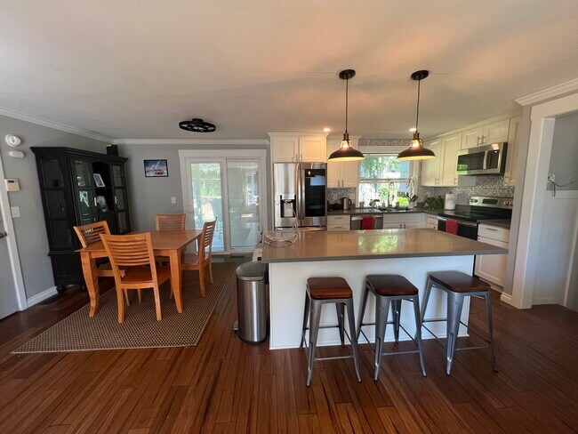 Foto del edificio - 98 SW Hartley Ave