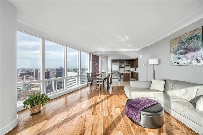 Building Photo - 1 Renaissance Square