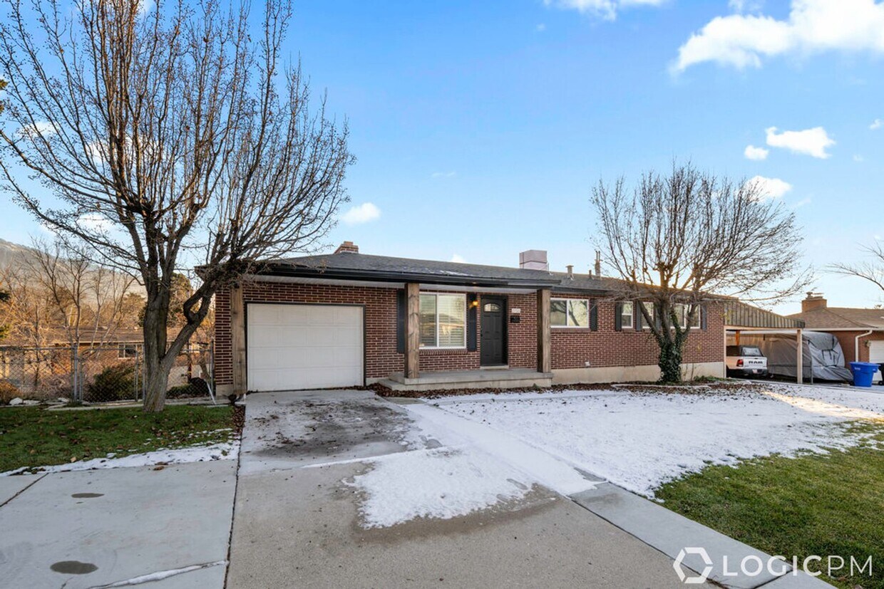 Primary Photo - Stunning Single Family Home In Amazing Mou...