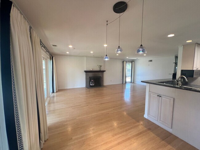 Building Photo - Beautiful 3 bed 2 bath home in Sunnyvale. ...