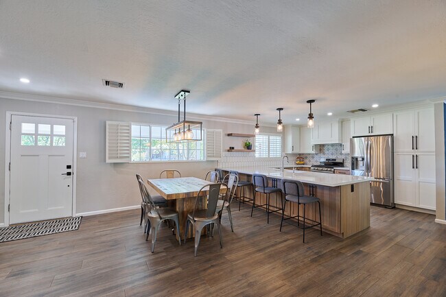 Foto del edificio - 8049 N 16th Ave