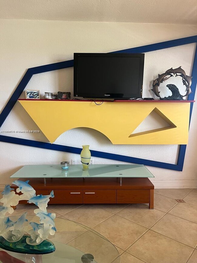 Building Photo - 10185 Collins Ave