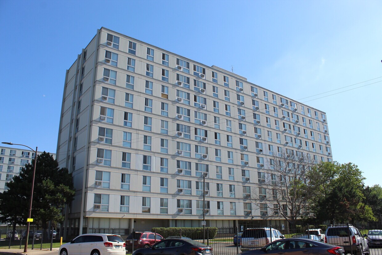 Lake Grove Village Apartments in Chicago, IL