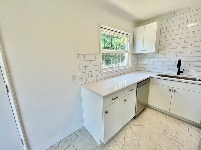 Building Photo - Modern and Bright 3Bd/1B Home | Washer & D...