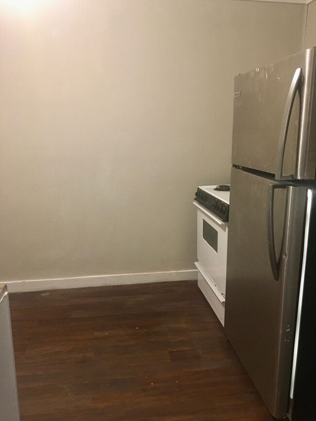 Building Photo - 2 BED HOUSE! Spacious bedrooms