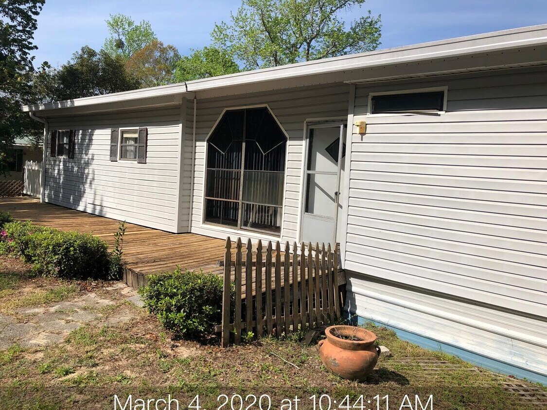 153 Walt Ln, Satsuma, FL 32189 House for Rent in Satsuma, FL