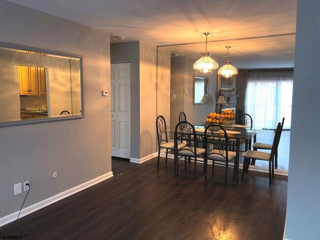 Building Photo - 707 Camelback Ct