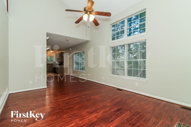 Building Photo - 1310 Invermere Dr SE
