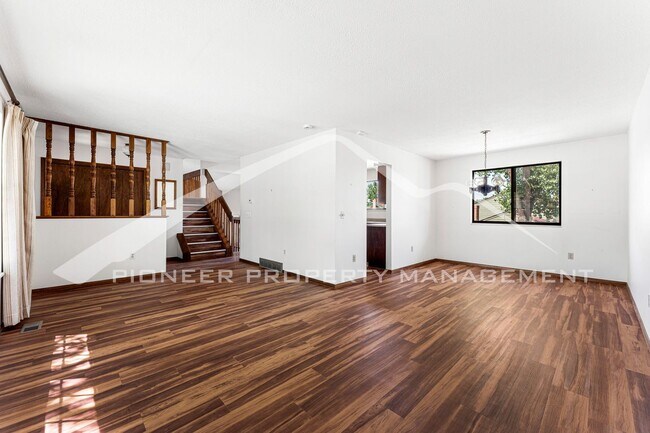 Building Photo - Spacious Home with Fenced Yard and Washer/...