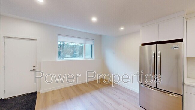 Photo du bâtiment - 2004 33 St SW