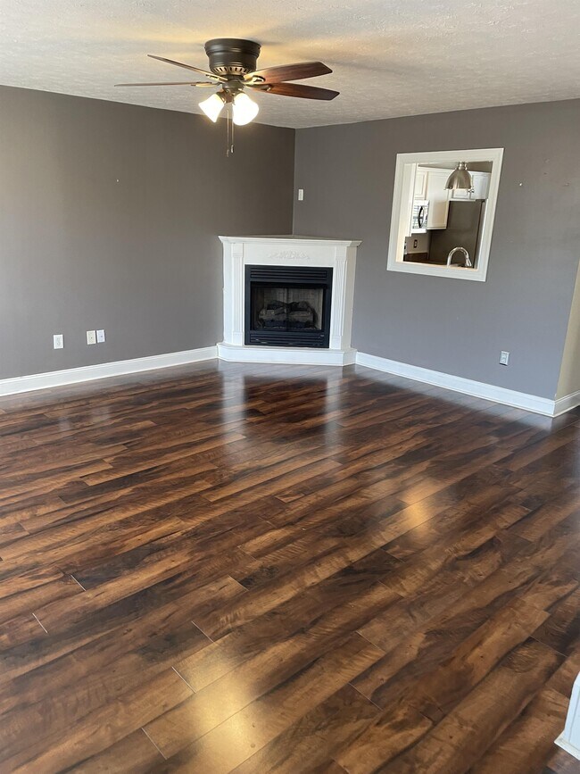 Foto del edificio - 713 Wyndhurst Dr