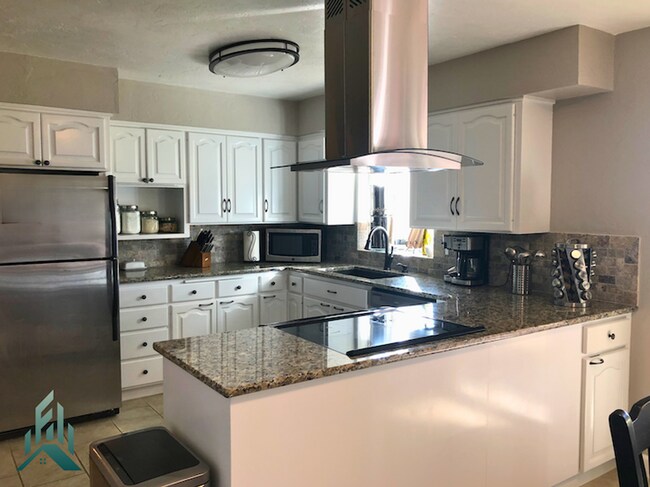 Foto del edificio - Spacious 3-Bedroom Home with Huge Shop, RV...