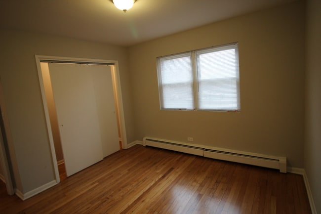 Building Photo - 1642 W Morse Ave