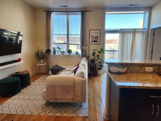 Building Photo - 918 W Belmont Ave