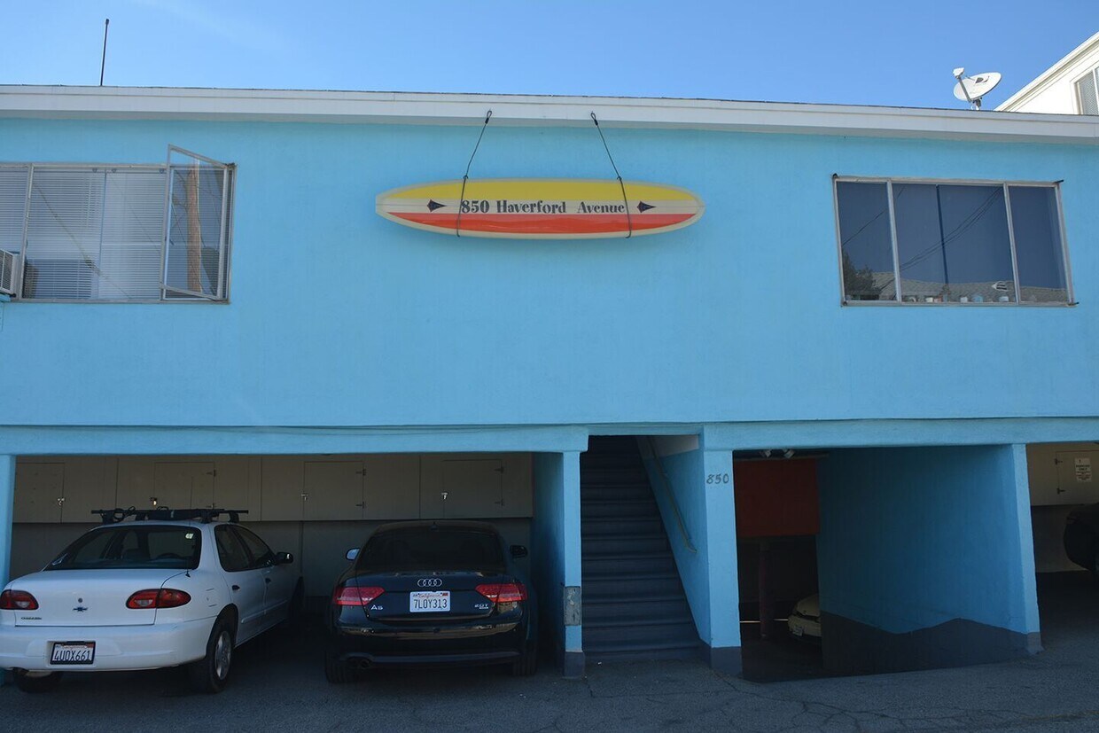 Alley Entrance with Surfboard Address Board. - 850 Haverford Ave