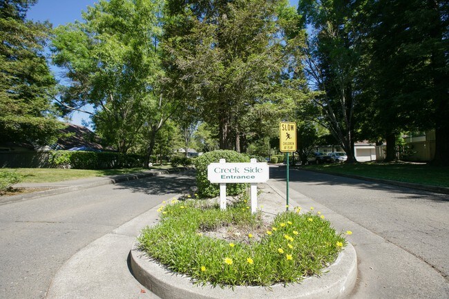 Foto del edificio - Creekside Apartments