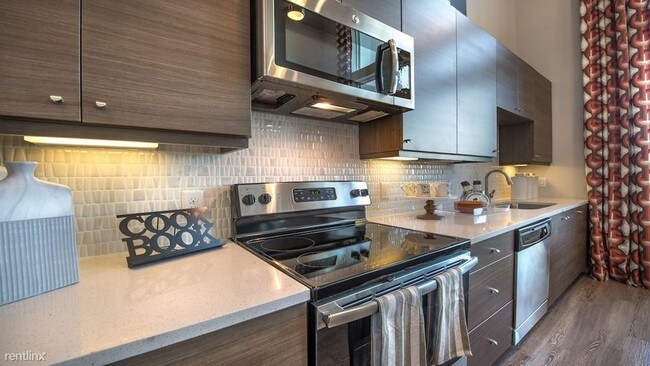 Building Photo - 3 br, 3 bath Condo - 818 W 223rd St Unit 4