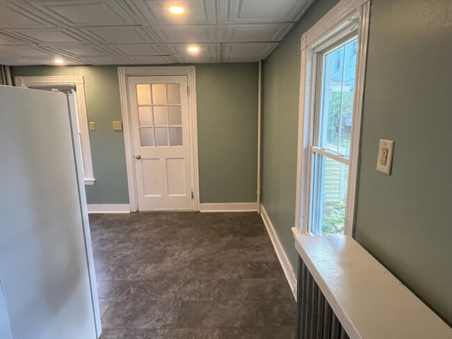 Building Photo - 24 Rowe Ave