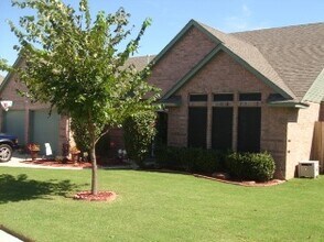 Building Photo - 1701 Del Simmons Dr