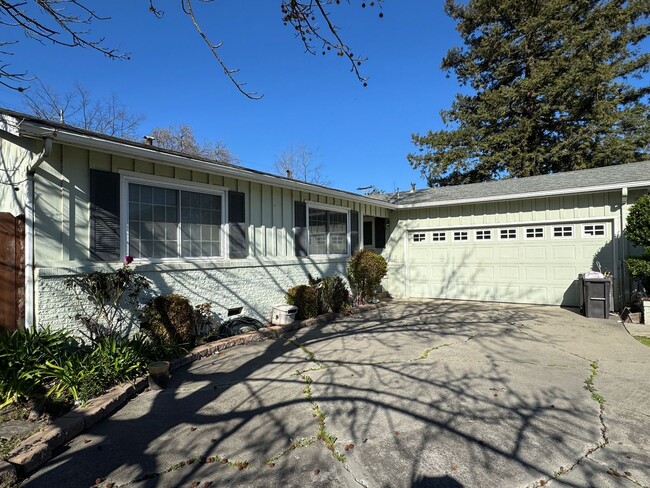 Building Photo - Three Bed, Two Bath Home in Stockton's Lin...