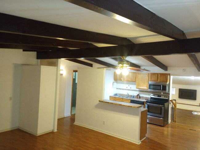 Building Photo - 551 Kingswood Dr