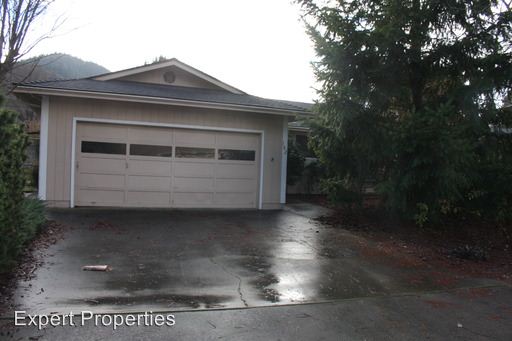 Primary Photo - 102 Hickory Dr