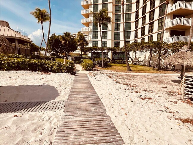 Building Photo - 1121 Crandon Blvd
