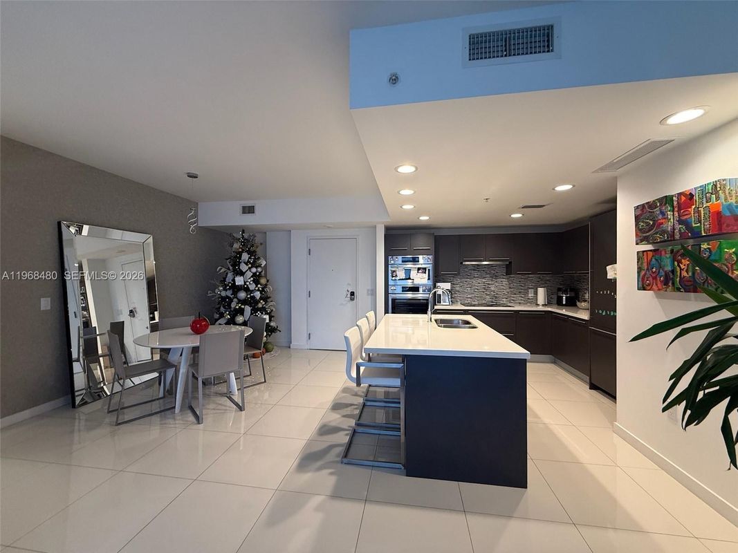 Foto del edificio - 7661 NW 107th Ave