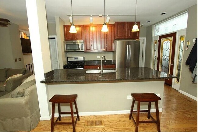 Foto del edificio - 2643 N Southport Ave