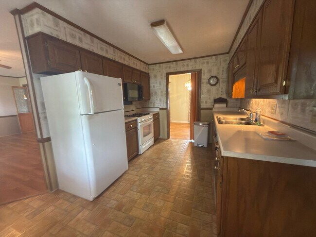 Foto del edificio - Spacious three bedroom, two bathroom with ...