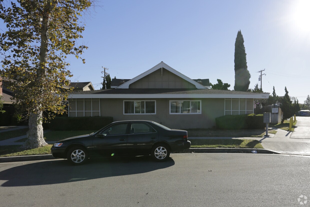 Building Photo - 12772 Groveview St
