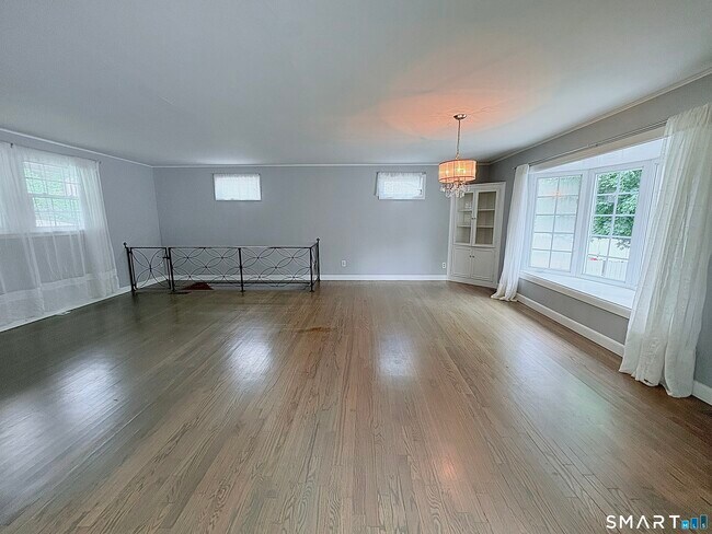Foto del edificio - 43 Meadowbrook Rd