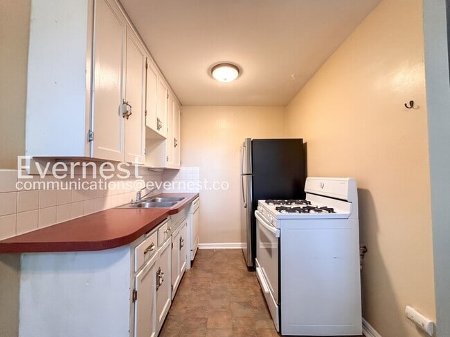 Building Photo - 1 Bed, 1 Bath Condo with Modern Amenities / Available Soon!