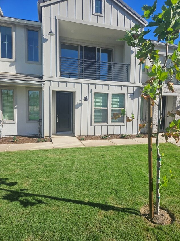 Primary Photo - Gorgeous 3/2 Town Home in Clovis with Solar!