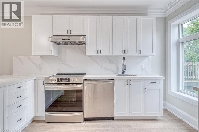 Building Photo - 86 Wellington St S