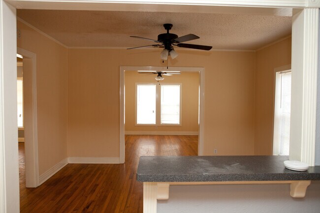 Foto del edificio - Charming 2-Bedroom Home with Spacious Back...