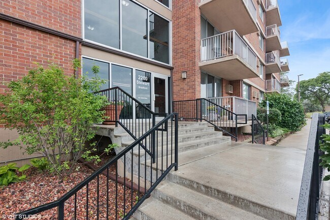 Foto del edificio - 2200 S Stewart Ave