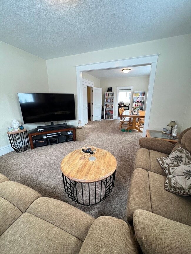 Building Photo - AVAILABLE AUGUST 1 - Spacious 3+ Bedroom Home
