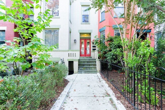 Building Photo - Three Bedroom Columbia Heights Abode!
