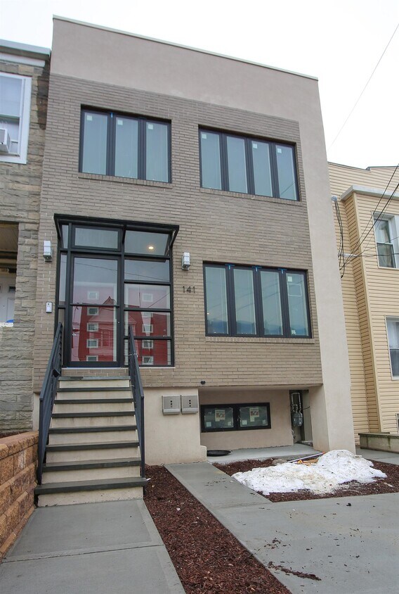 Primary Photo - 141 Beach St