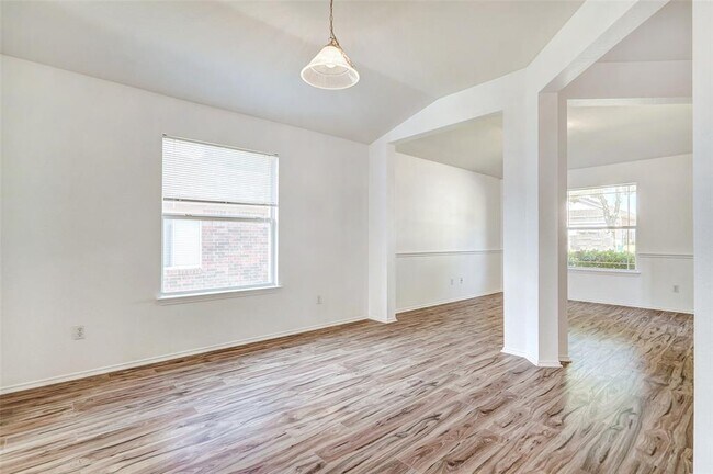 Building Photo - 1305 4 Cabin Ct