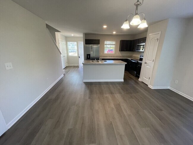 Building Photo - 3 Bedroom 2.5 Bath Townhouse