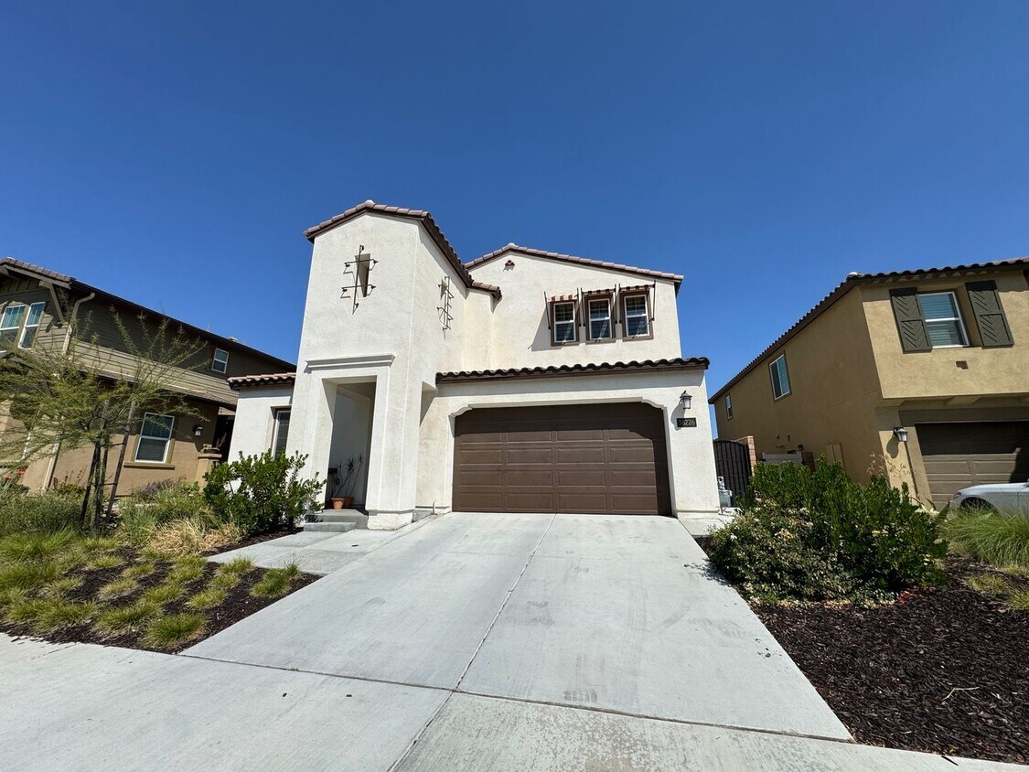 Primary Photo - Beautiful 4 Bedroom House with office AND ...