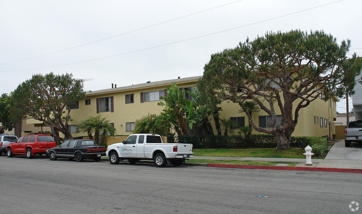 Building Photo - 840 Center St